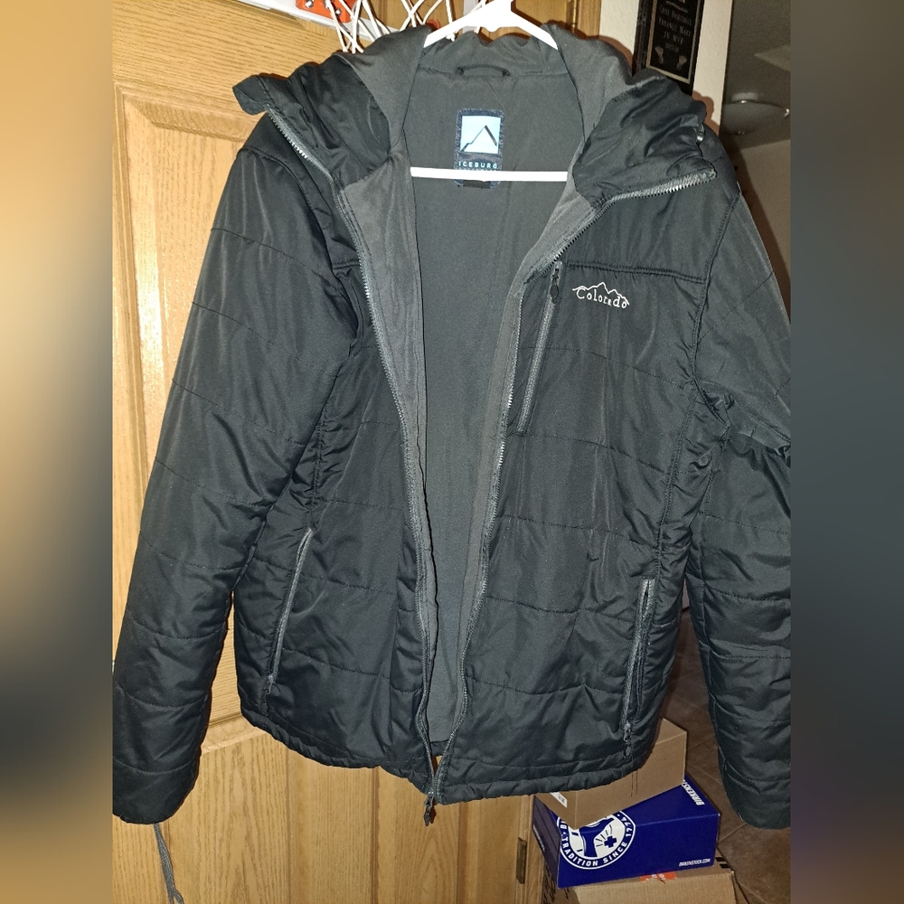 Iceburg outwear womens size large jacket, light but very warm for cold days.